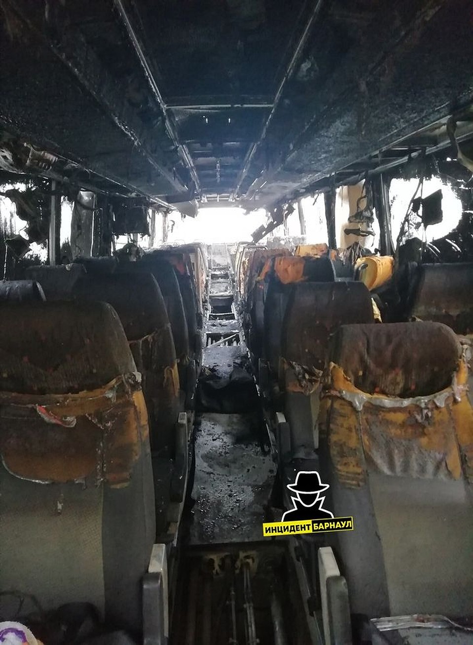 Салон автобуса выгорел полностью. Фото: «Инцидент Барнаул».