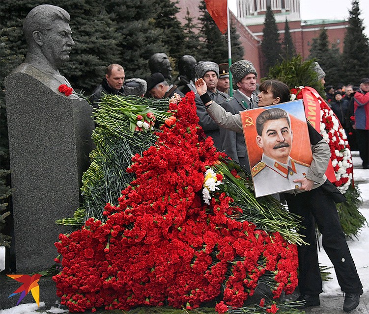 5 марта, день годовщины смерти "Вождя народов". Акция "Две гвоздики для товарища Сталина" на Красной площади. Фото: Владимир ВЕЛЕНГУРИН