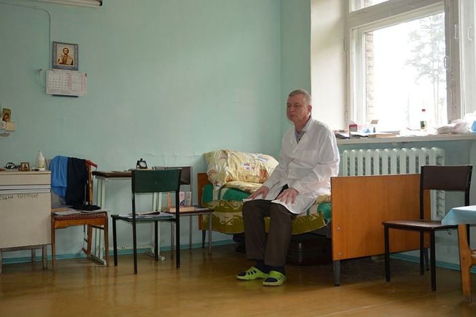 Олег Баскаков приехал на Урал из Челябинской области. Ему обещали квартиру, но пока он вынужден жить в одной из палат больницы. Фото: Иван Жилин/Новая газета