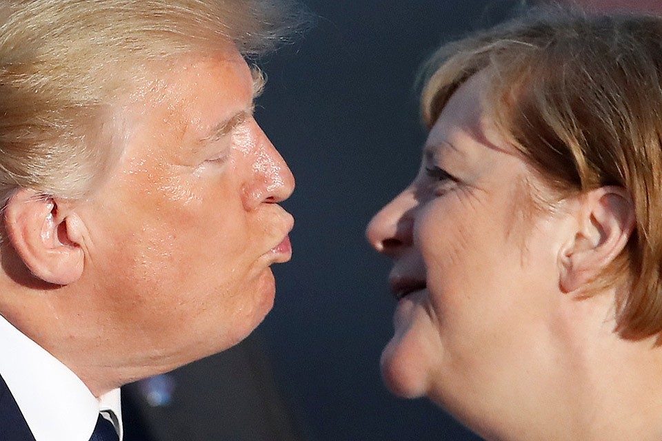 Поцелуй Дональда Трампа и Ангелы Меркель. Фото: REUTERS