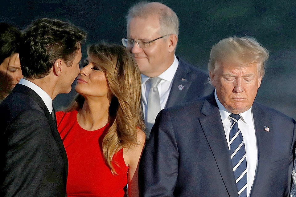 Поцелуй Мелании Трамп и Джастина Трюдо за спиной у Трампа. Фото: REUTERS