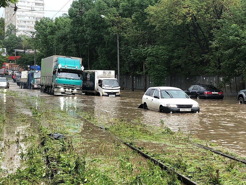 Дороги во Владивостоке превратились в реки Фото: Александра ШОПЕНКО