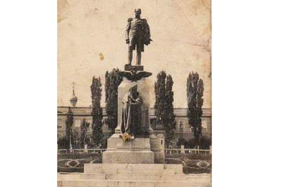 Памятник Александру I перед зданием митрополии. Фото: из книги "Альманах Бессарабца"