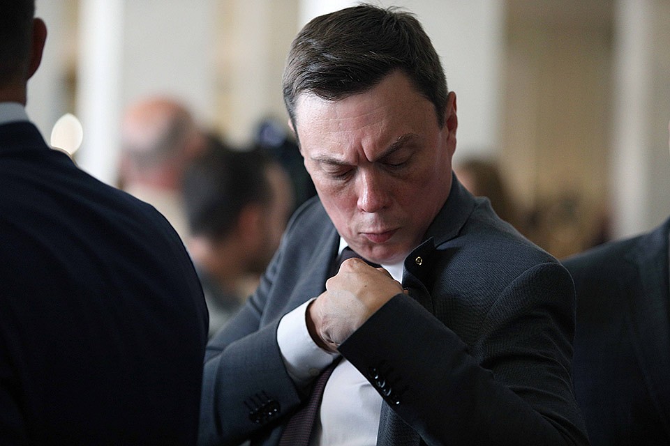 Украинский народный избранник поправляет фракционный значок на новом пиджаке. Фото: GLOBAL LOOK PRESS