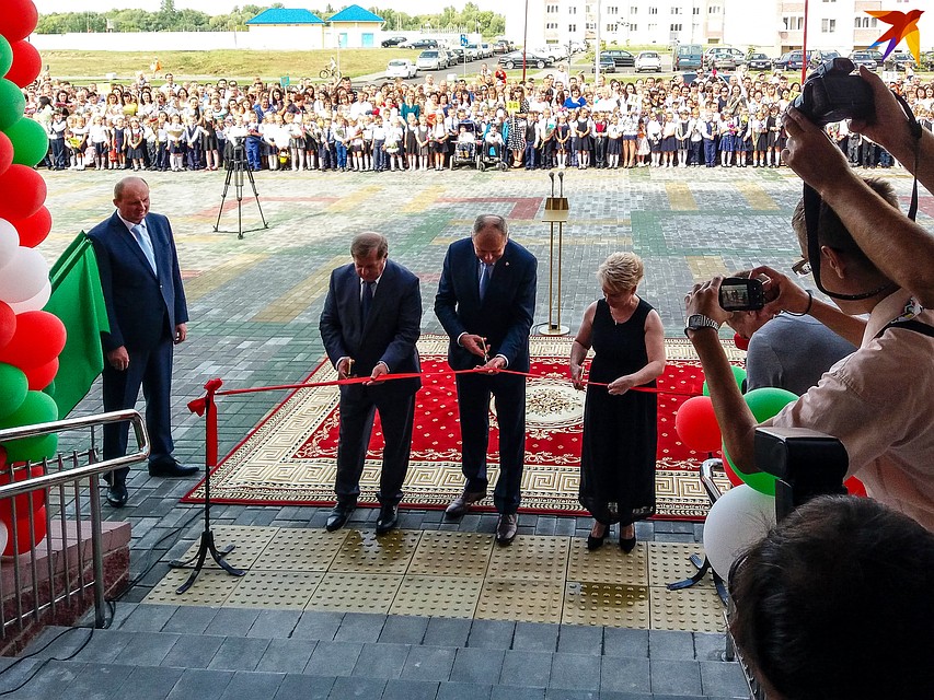 Сегодня в СШ№11 не только линейка в честь нового учебного года, но и новоселье. Фото: Оксана БРОВАЧ