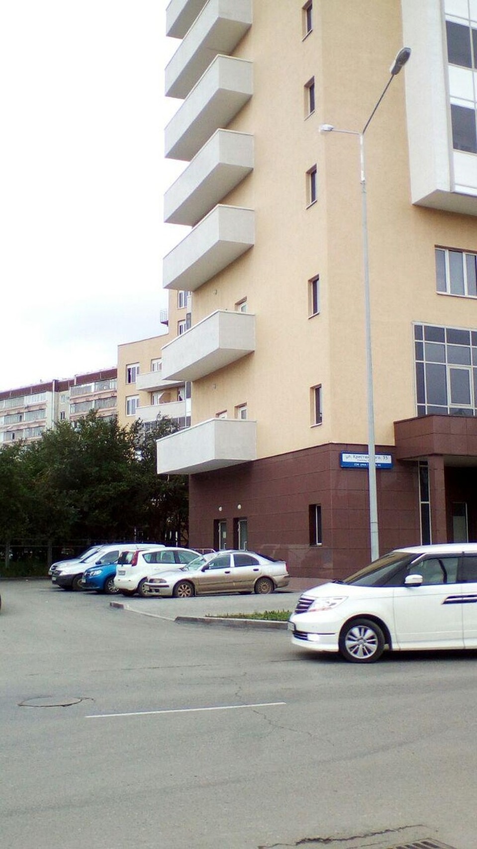 Девушка выпала с общего балкона на автомобиль Фото: Cан Саныч/https://vk.com/incekb
