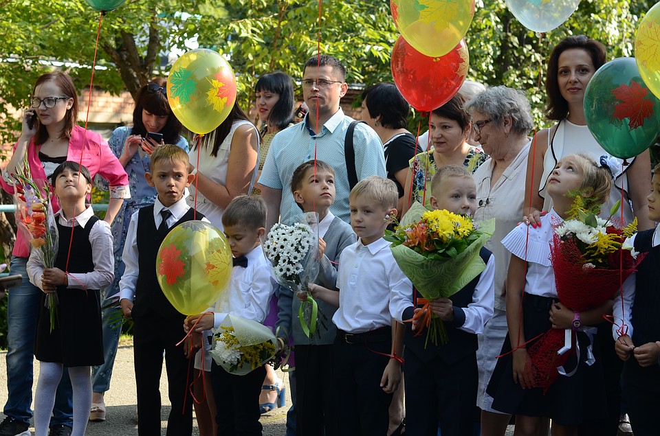 Первоклассникам торжественно повязали на руки шарики Фото: Анастасия ДОРОЖНЯК