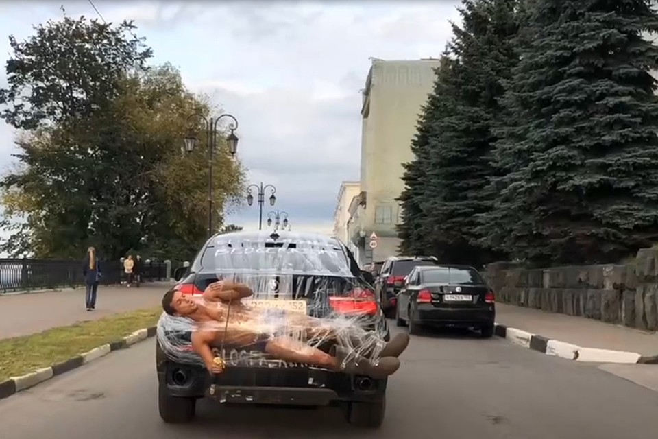 С собой блогер прихватил "завалявшиеся" в багажнике валенки и рыцарский меч. ФОТО: Ким Вадимович