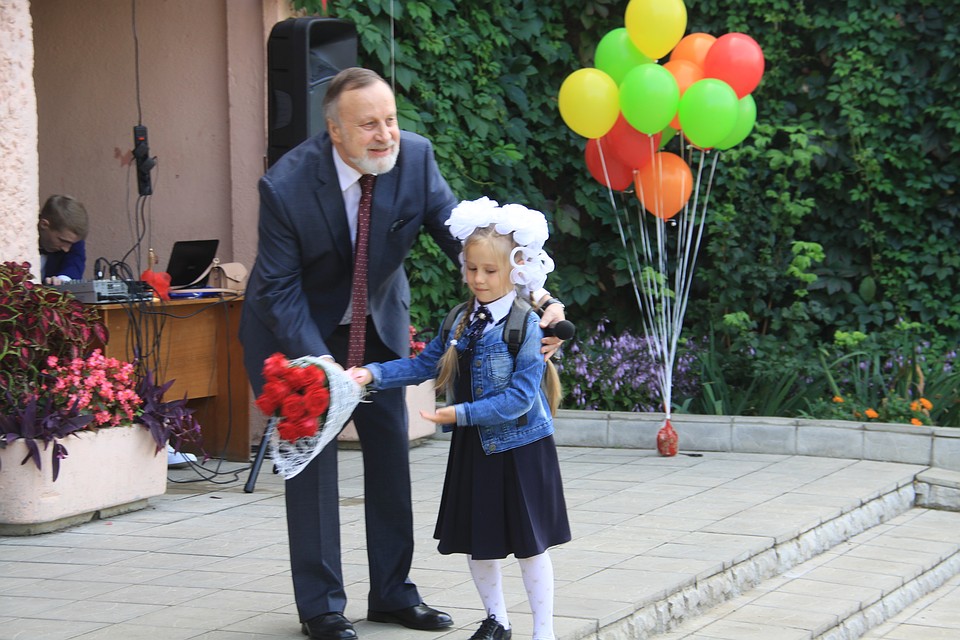 Первоклассница поздравляет директора школы №39 Владимира Шелонина Фото: Елена Масленникова