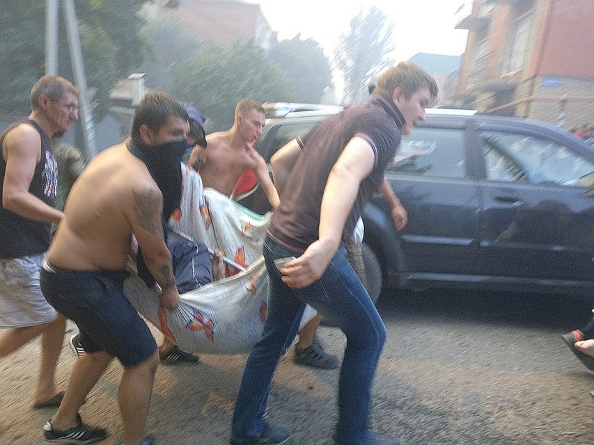 Люди помогают пострадавшим при пожаре Фото: соцсети