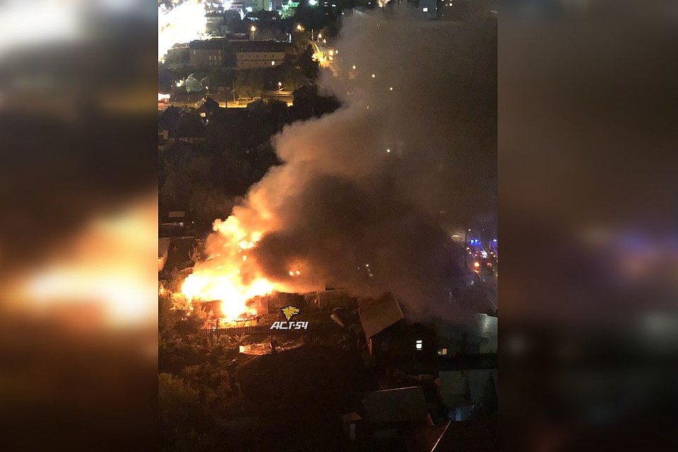 Крупный пожар был виден даже с улицы Никитина. Фото: Новосибирская служба эвакуации «АСТ-54»