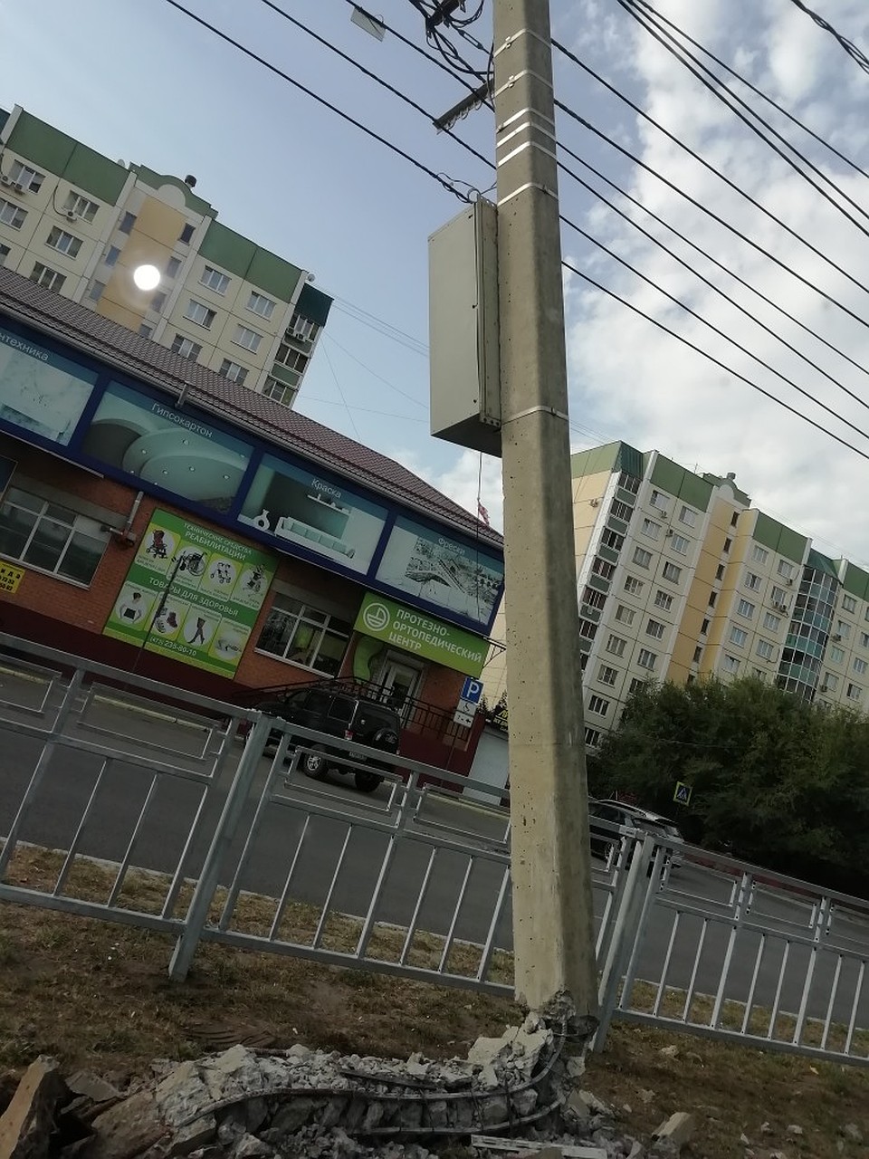 Столб практически вывернут с корнем. Фото: Оленька Колесникова.