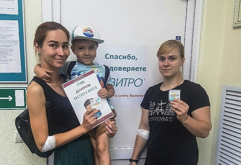 Прославленные участницы конно-акробатического ансамбля «Русские казаки» во время гастролей в Магнитогорске пришли сдать кровь на типирование.