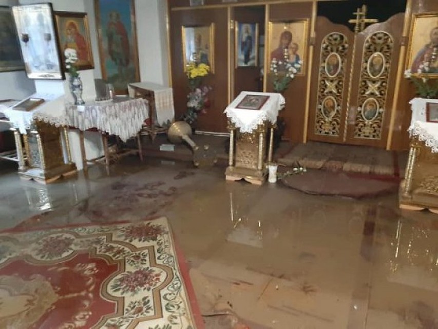 Церковная утварь буквально плавала. Фото: Соцсети