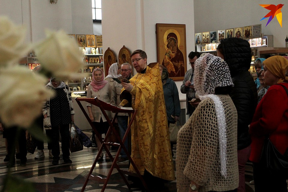 Молебен Николаю Чудотворцу проходит два раза в день Фото: Ирина ТАРАСОВА