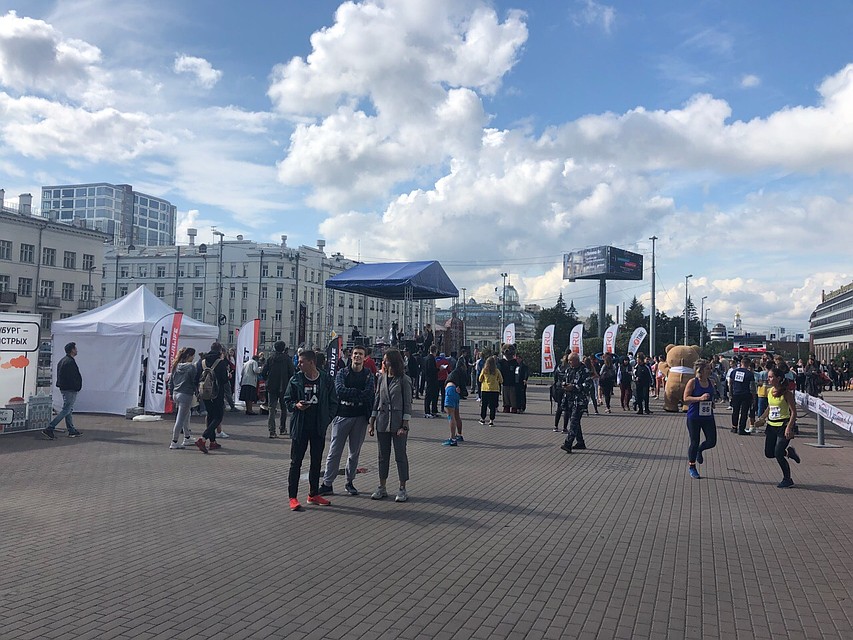 Да, сегодня у "Высоцкого" действительно людно. Фото: Олег Галимов