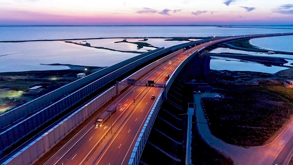 Крымский мост не только красивый, но и очень прочный. Фото: Кот Моста/VK