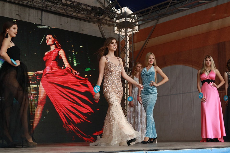 Победительница конкурса "Мисс Барнаула 2019" Елена Драгина (посередине) Фото: Олег УКЛАДОВ