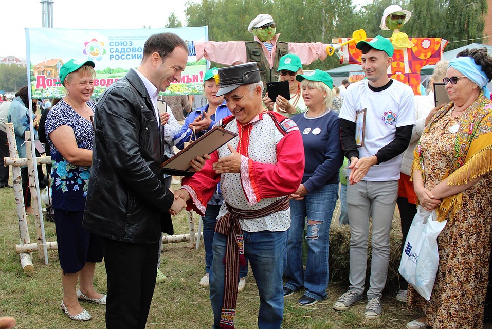 Виталий Костиков вручает дипломы садоводам, вырастившим самые крупные плоды Фото: Владимир ФРОЛОВ