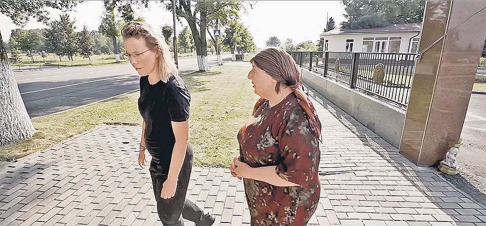 Собчак сняла фильм о трагедии в Беслане, и на видео поклонники рассмотрели у нее живот. Но непонятно: то ли это правда беременность, то ли невеста на время забросила упражнения и плотно поела. Фото: Скриншот видео