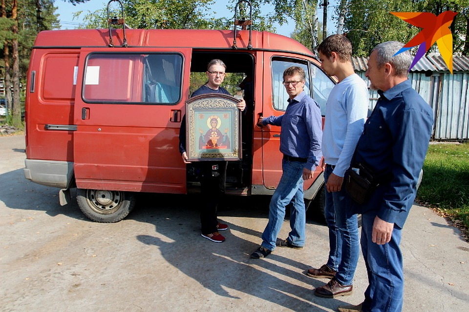В полет взяли две и иконы - Божьей матери "Неупиваемая чаша" Фото: Ирина ТАРАСОВА