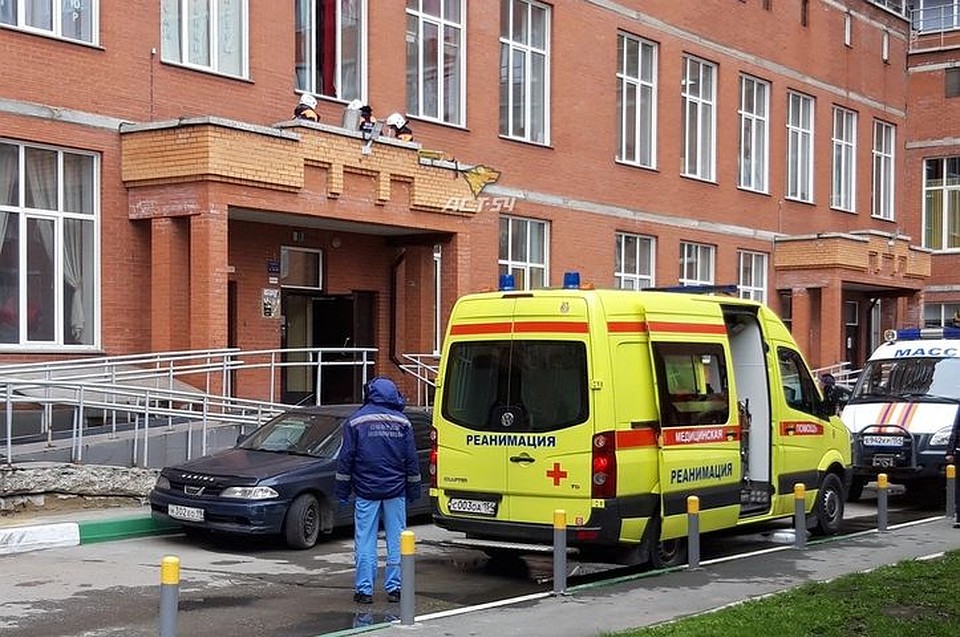 Спасатели передали пострадавшего мужчину врачам. Фото: "АСТ-54"
