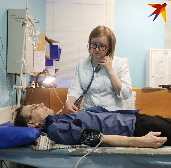 В следующем месяце Ольге обещают поднять зарплату до 30 тысяч. Но при условии, что она начнет выполнять план по диспансеризации Фото: Алексей БУЛАТОВ