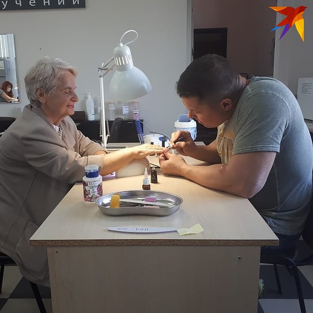 Мужчина признается, что работа мастера маникюра - адский труд.