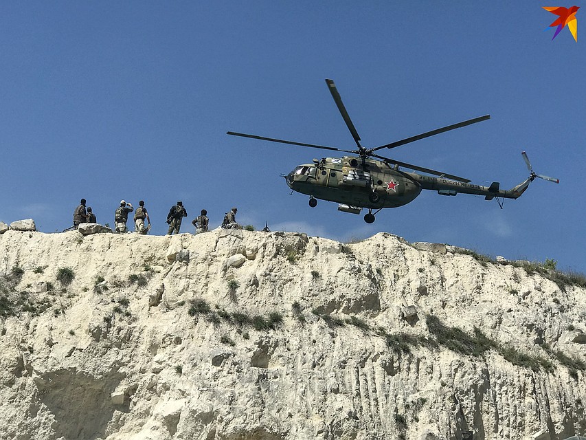 На помощь российским военнослужащим летит вертолет, чтобы забрать их из горячей точки Фото: Анна САДОВНИКОВА