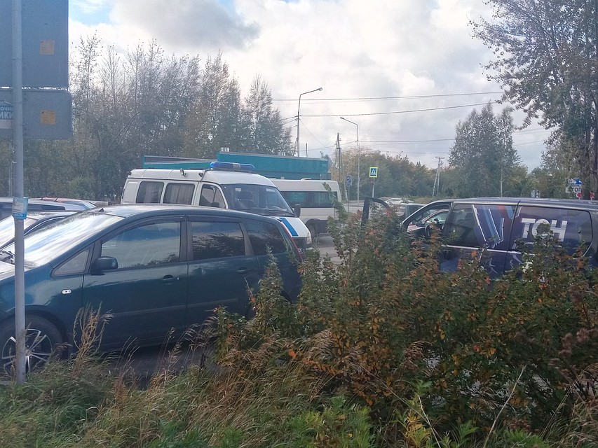 Полицейский автомобиль дежурит у банка. Фото: Виктория Аввакумова