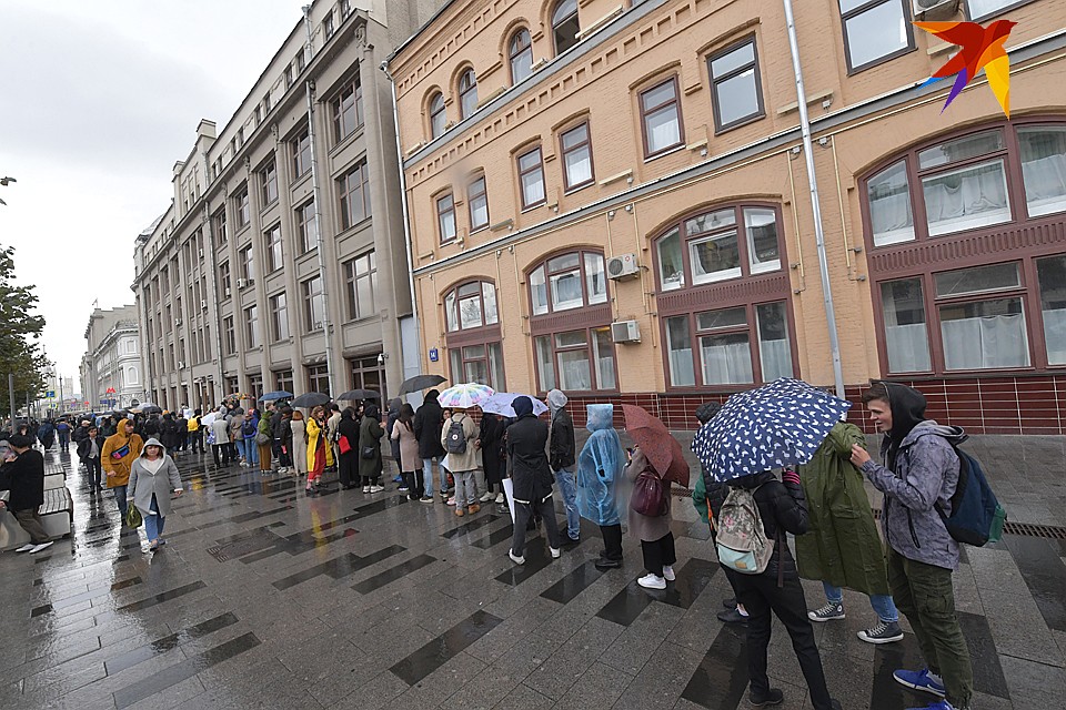 Москвичи выстраиваются в очередь, чтобы постоять в одиночном пикете по «делу артиста Устинова» Фото: Владимир ВЕЛЕНГУРИН