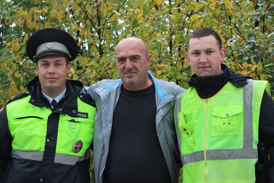 Спасенный мужчина поблагодарил инспекторов, которые его спасли. Фото: УГИБДД по Свердловской области