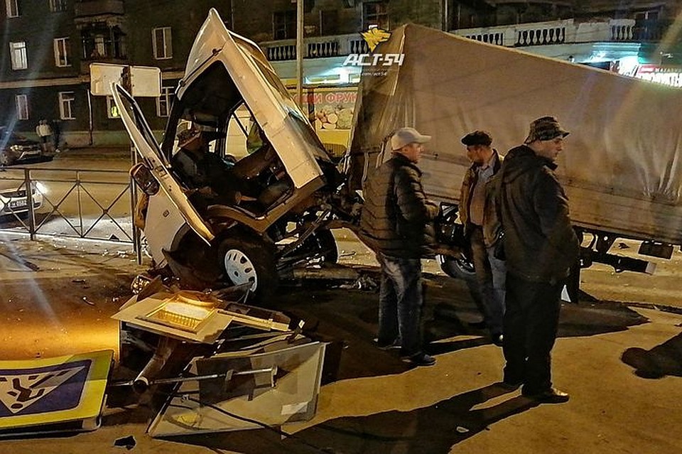 Спасатели сообщили, что в легковом автомобиле никто не пострадал, а водитель грузовика отказался ехать в больницу. Фото: "АСТ-54"