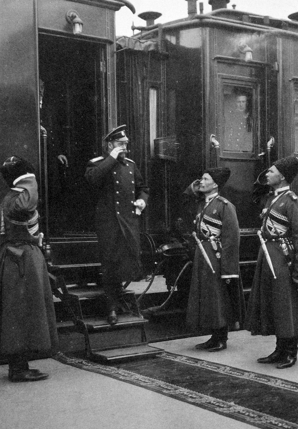 Император выходит из вагона-салона. Фото: Пресс-служба ФСО России