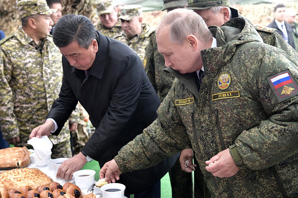 Путин и Жээнбеков отправились посмотреть, чем кормят в современной армии. Фото: REUTERS