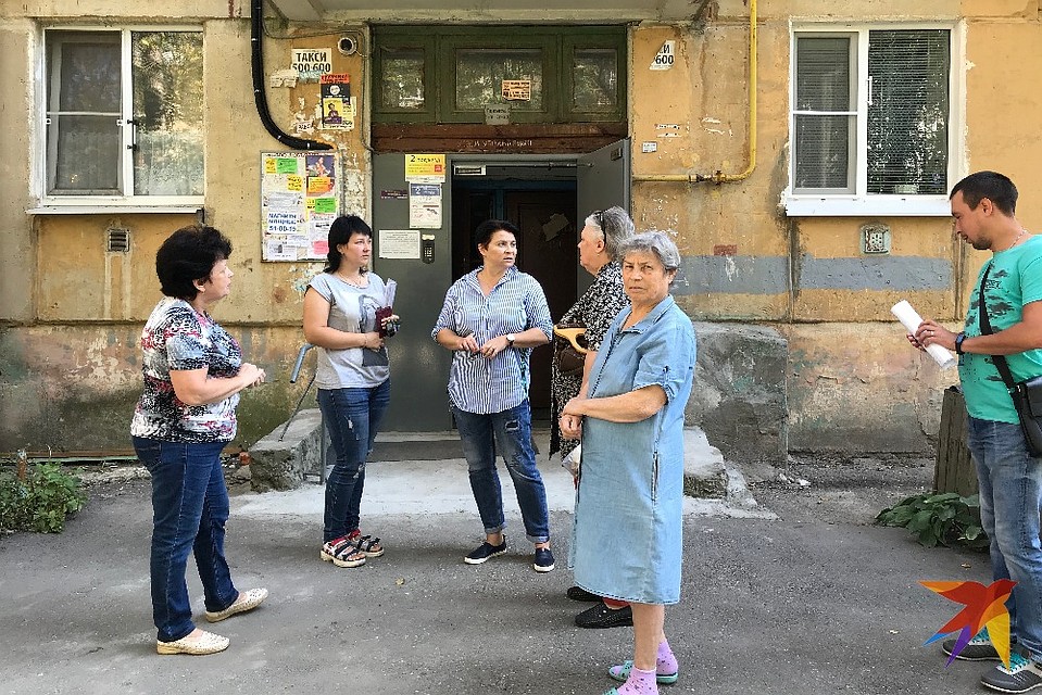 Двери подъездов приходится держать постоянно открытыми, для того чтобы хоть как-то избавиться от удушающего смрада. Фото: Константин МОГИЛИН