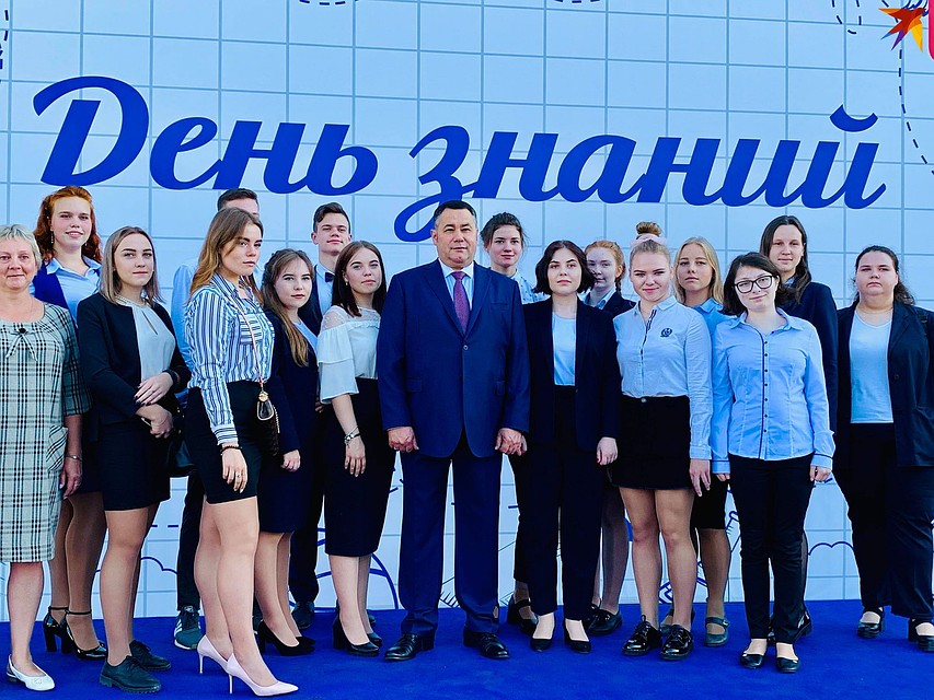 Старшеклассники попросили губернатора сфотографироваться с ними после линейки 1 сентября в тверской школе № 50. Фото: Татьяна РУМЯНЦЕВА