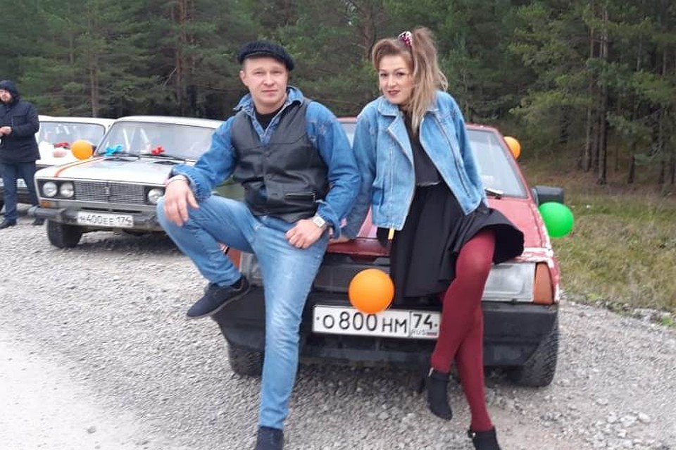 Джинсы, яркие колготки, сумасшедшие начесы — все как положено. Фото героев публикации