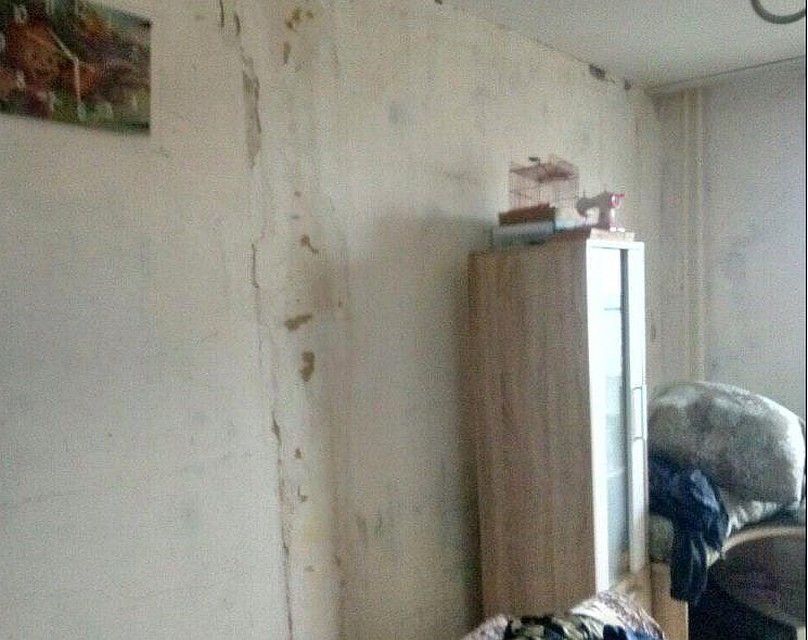 Обои отвалились, и штукатурка начала опадать. Фото: читатель КП-Челябинск.
