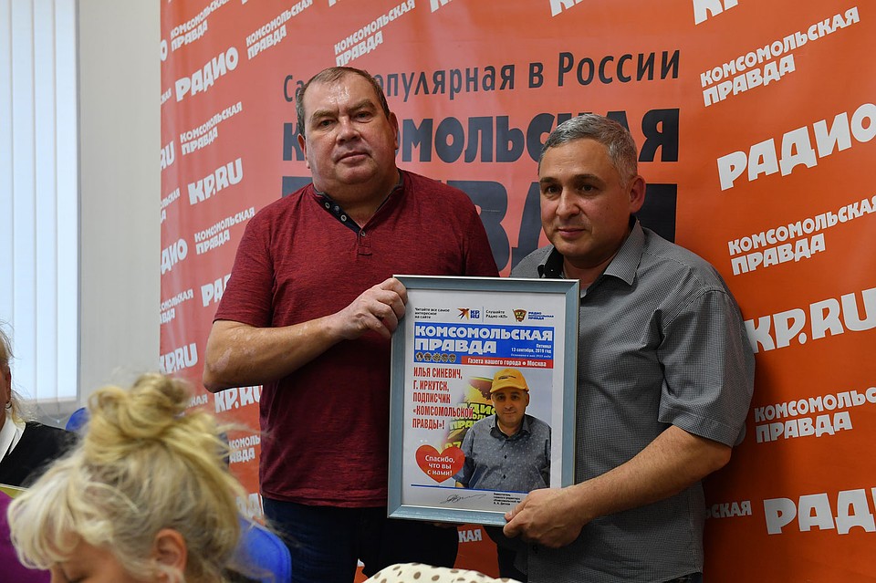 Каждый гость получил именную обложку «КП» из рук заместителя главного редактора «КП». Фото: Иван МАКЕЕВ