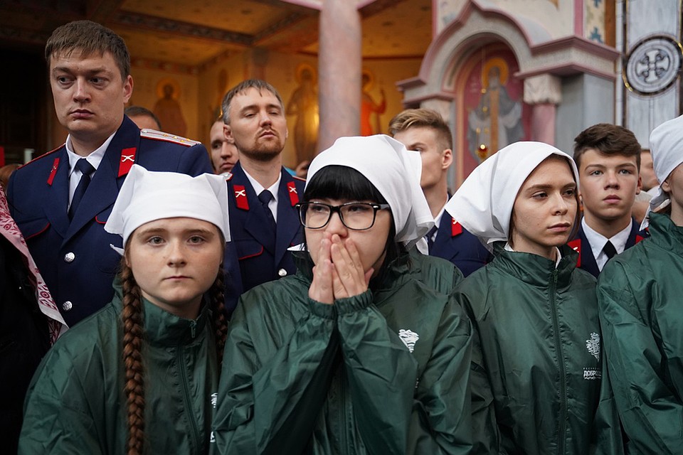 Особенно выделялись среди прихожан волонтеры. Девчонки и мальчишки в зеленых куртках были призваны помогать священнослужителям. Фото: Светлана МАКОВЕЕВА