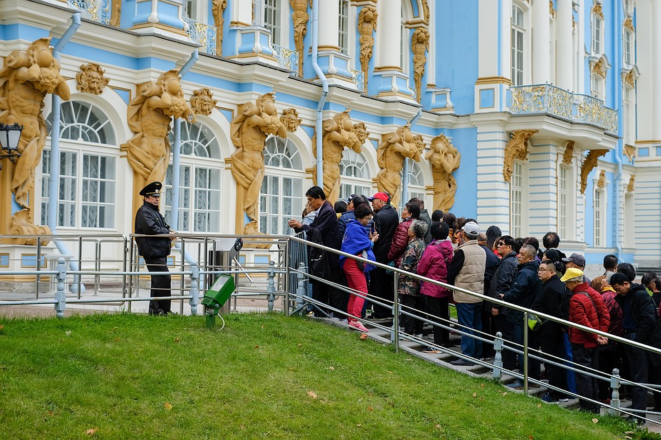 Туристов запускают группами по 100 человек раз в 15 минут. Фото: Артем КИЛЬКИН