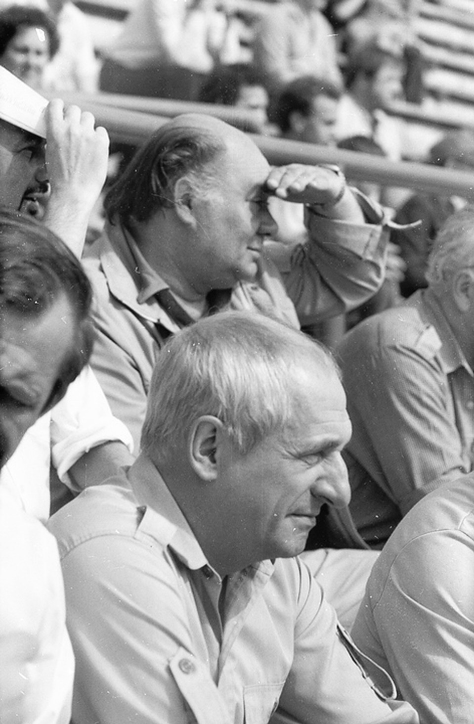 Евгений Леонов и Марк Захаров болеют за своих коллег, сменивших сценические костюмы на спортивную форму.ФОТО:Григорий ШАЛАКИН