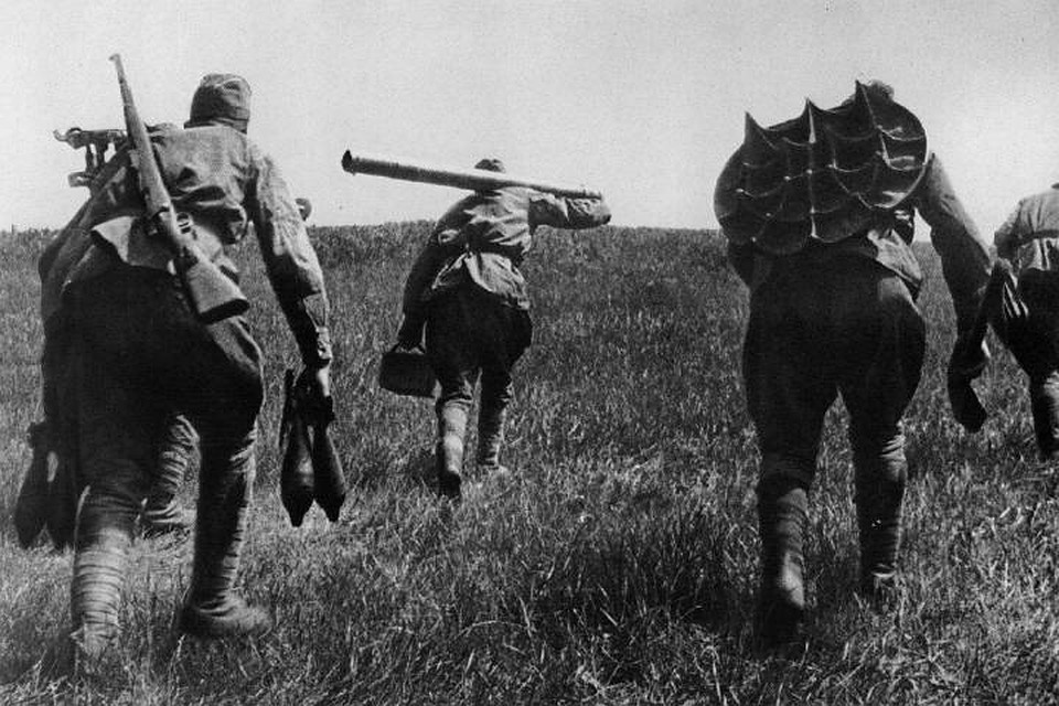 Расчет советского 82-мм батальонного миномета меняет позицию. Фото: waralbum.ru