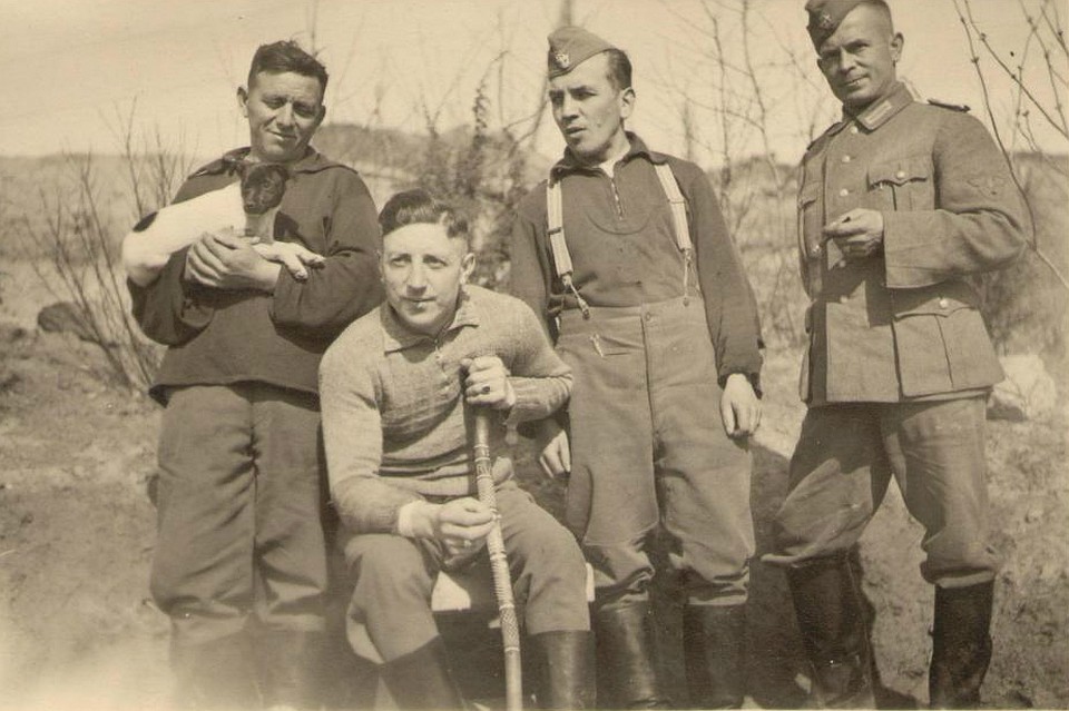 В помещениях у бункера. Луга – Жельцы. Апрель, 1943 год (Вайст крайний справа). Фото: Лужский филиал ГБУК ЛО «Музейное агентство» – Лужский историко-краеведческий музей