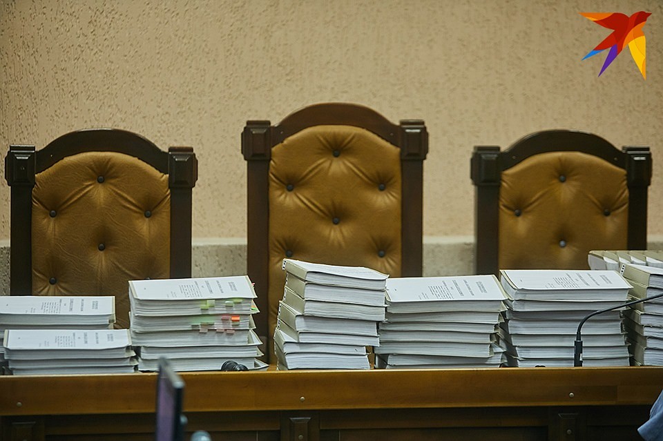 На столе судьи много томов уголовного дела. Фото: Павел МАРТИНЧИК