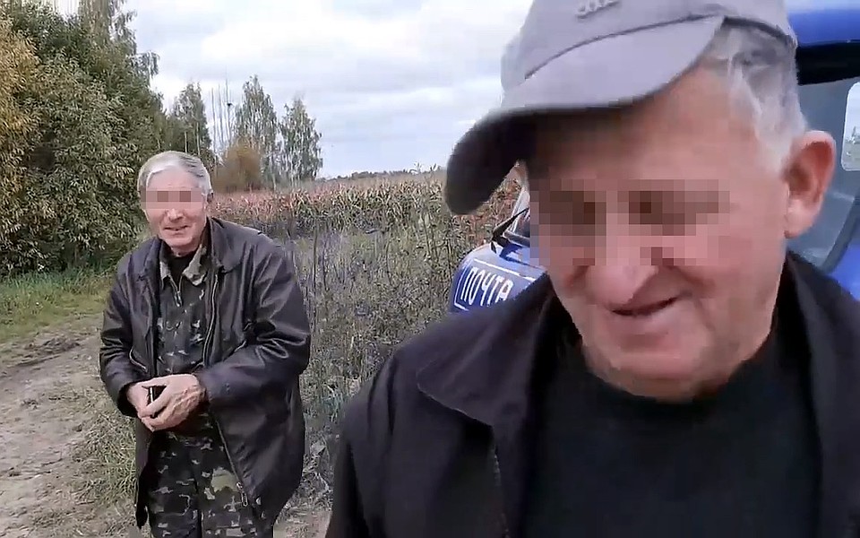 Напарник любителя кукурузы пригрозил аграрию оружием. Фото: кадр с видео