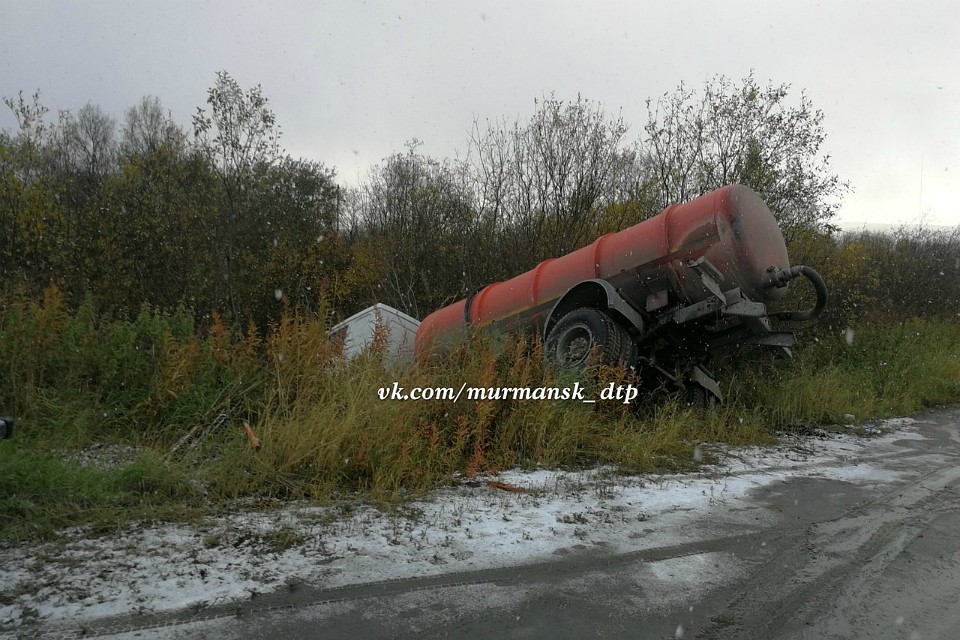 Ассенизатор в кювете выглядит достаточно масштабно. Фото: vk.com/murmansk_dtp.
