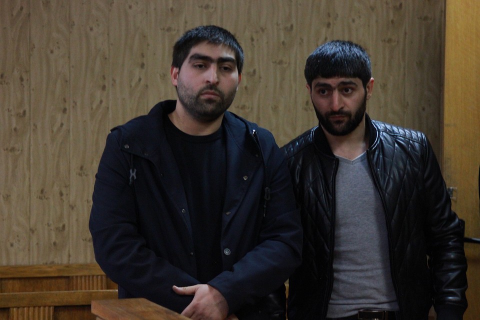 Касымов (справа) пришел в суд в сопровождении друга Фото: Роман ЛЯЛИН