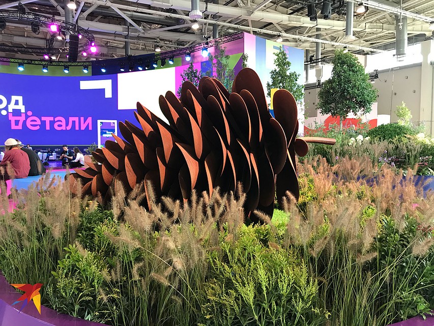 Украшение в виде гигантской сосновой шишки для газона. Фото: Светлана ВОЛКОВА
